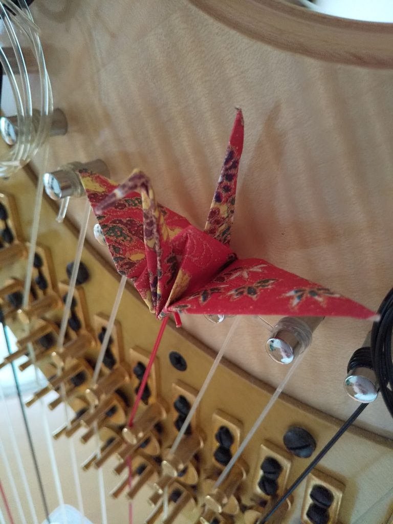 折り鶴とハープ